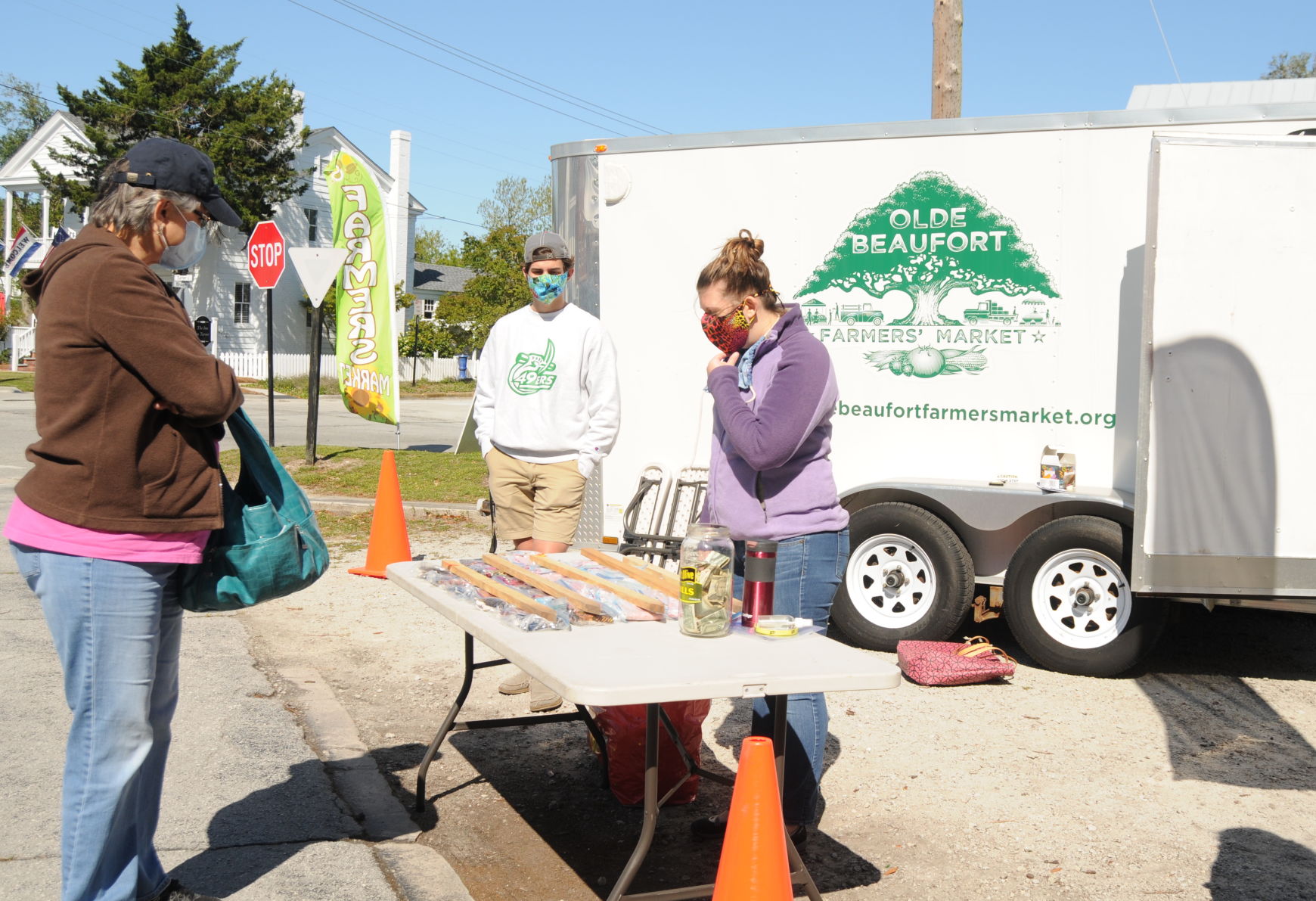 Amid pandemic, farmers’ market offers fresh food to community